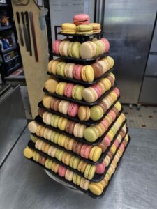 Pyramide de macarons Cocotte Cassegraine traiteur côte d'emeraude